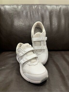 white New Balance Women's 411 Walking Shoes hook & loop size 9 | dad shoe